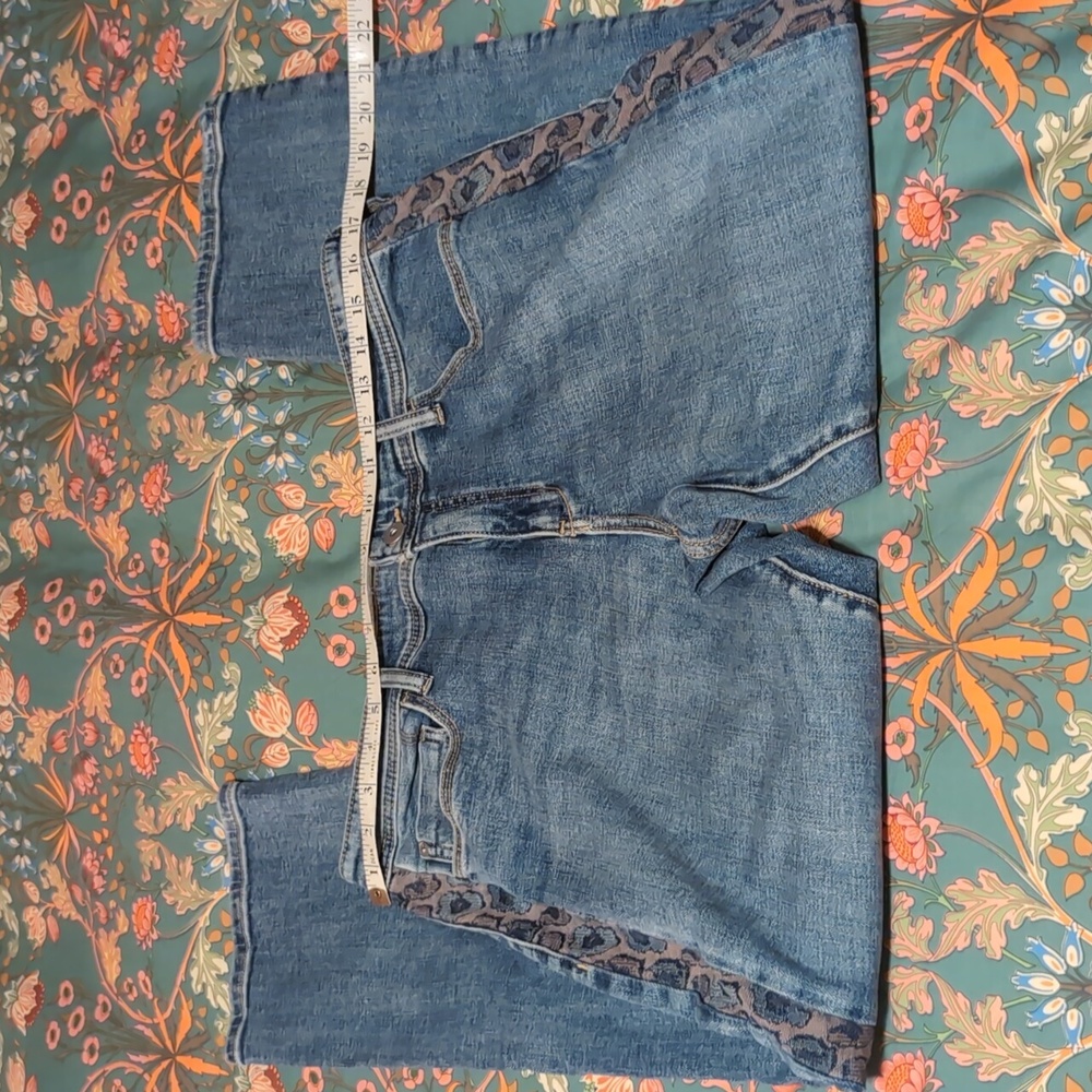 ANTHROPOLOGIE PILCRO SLIM BOYFRIEND JEAN WITH SIDE ANIMAL PRINT DETAIL, SIZE 31.